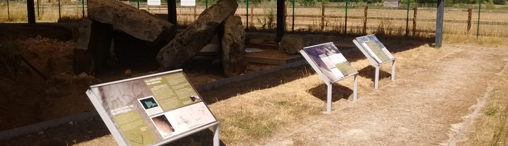 Fixation des supports des panneaux explicatifs des fouilles autour du site des mégalithes de Changé