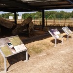 Fixation des supports des panneaux explicatifs des fouilles autour du site des mégalithes de Changé
