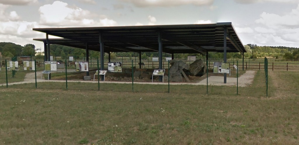 Parcours extérieur d'interprétation du site des mégalithes de Changé dans son état actuel - Google Streetview
