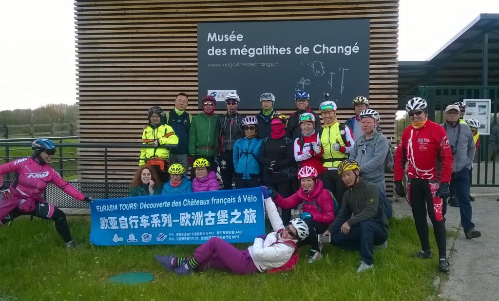Groupe de cyclotouristes chinois au Musée des mégalithes de Changé - 28/04/2016